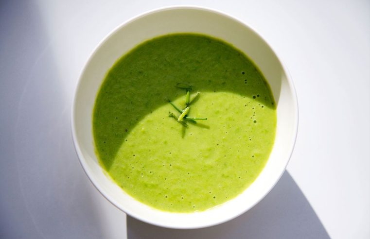 Una fórmula de 5 ingredientes para la sopa de guisantes de primavera perfectamente cremosa
