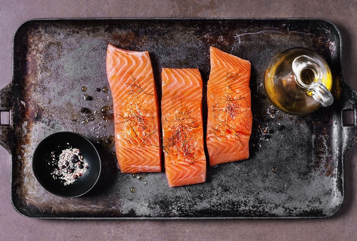 ¿Deberías hacer la receta viral de salmón en microondas de Stephen King para cenar? Un experto opina
