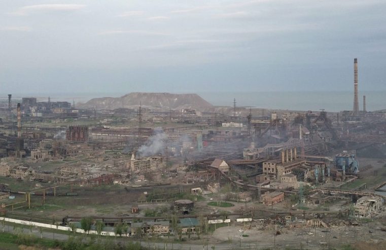 Liberados los civiles de la planta siderúrgica de Azovstal asediada mientras Rusia intensifica los ataques en toda Ucrania