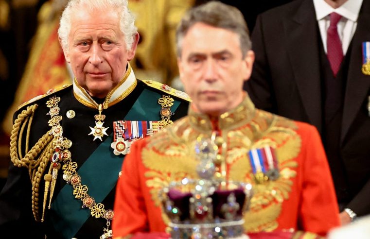 Gran Bretaña ve al rey Carlos obtener un ensayo general, completo con trono, mientras la reina Isabel invoca la ley de regencia