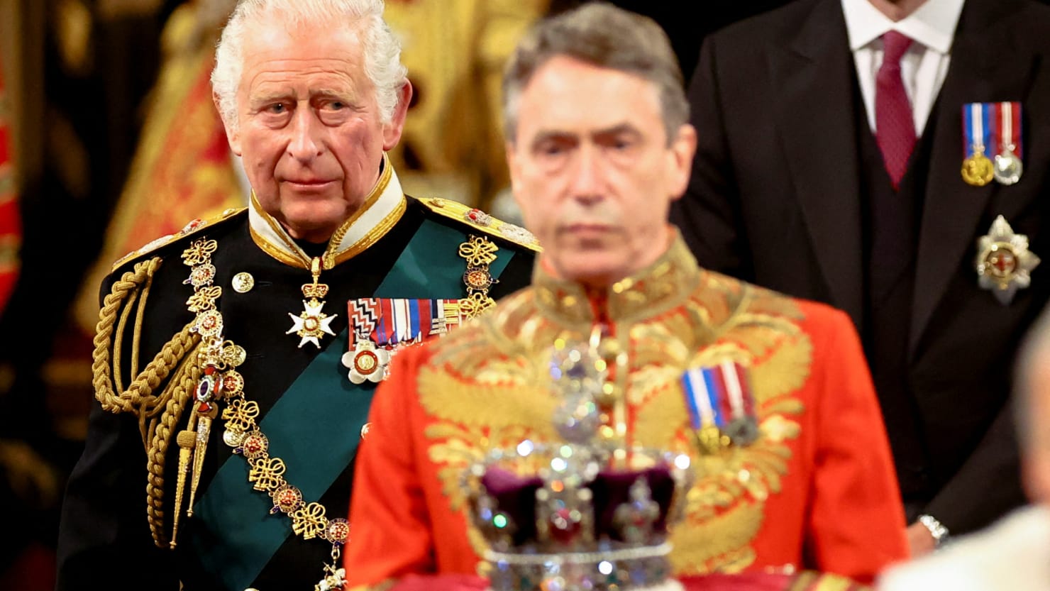 Gran Bretaña ve al rey Carlos obtener un ensayo general, completo con trono, mientras la reina Isabel invoca la ley de regencia