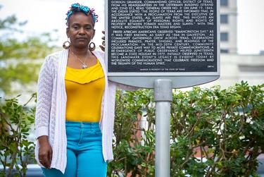 Roxy D Hall Williamson junto a un marcador histórico que conmemora el 16 de junio en Galveston, TX, el lunes 4 de abril de 2022.