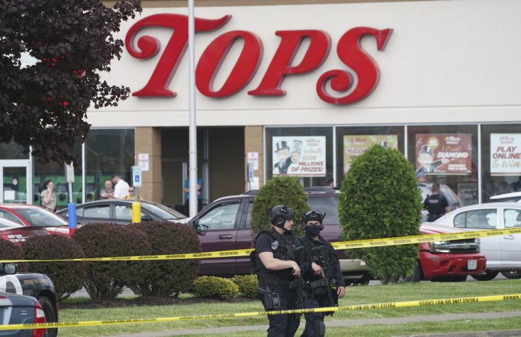 Diez muertos en ataque a supermercado de Buffalo que la policía llama crimen de odio