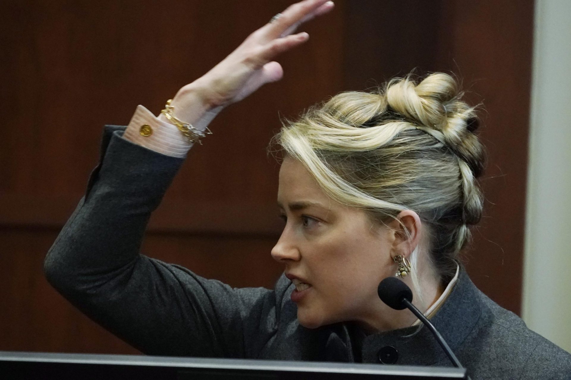 El jurado ve fotos de la cara hinchada de Heard después de la pelea con Depp