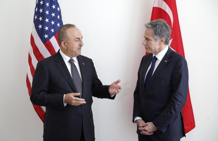 En reunión con EE. UU., Turquía da señales contradictorias sobre una OTAN más amplia