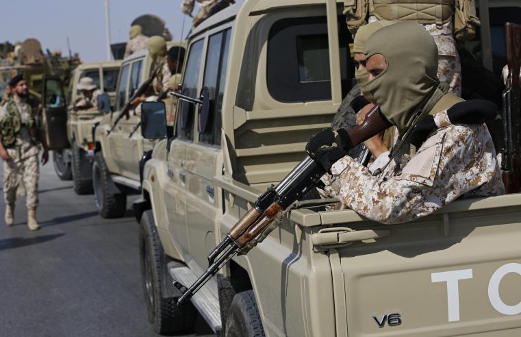 Estallan enfrentamientos en Trípoli y alejan al primer ministro libio rival
