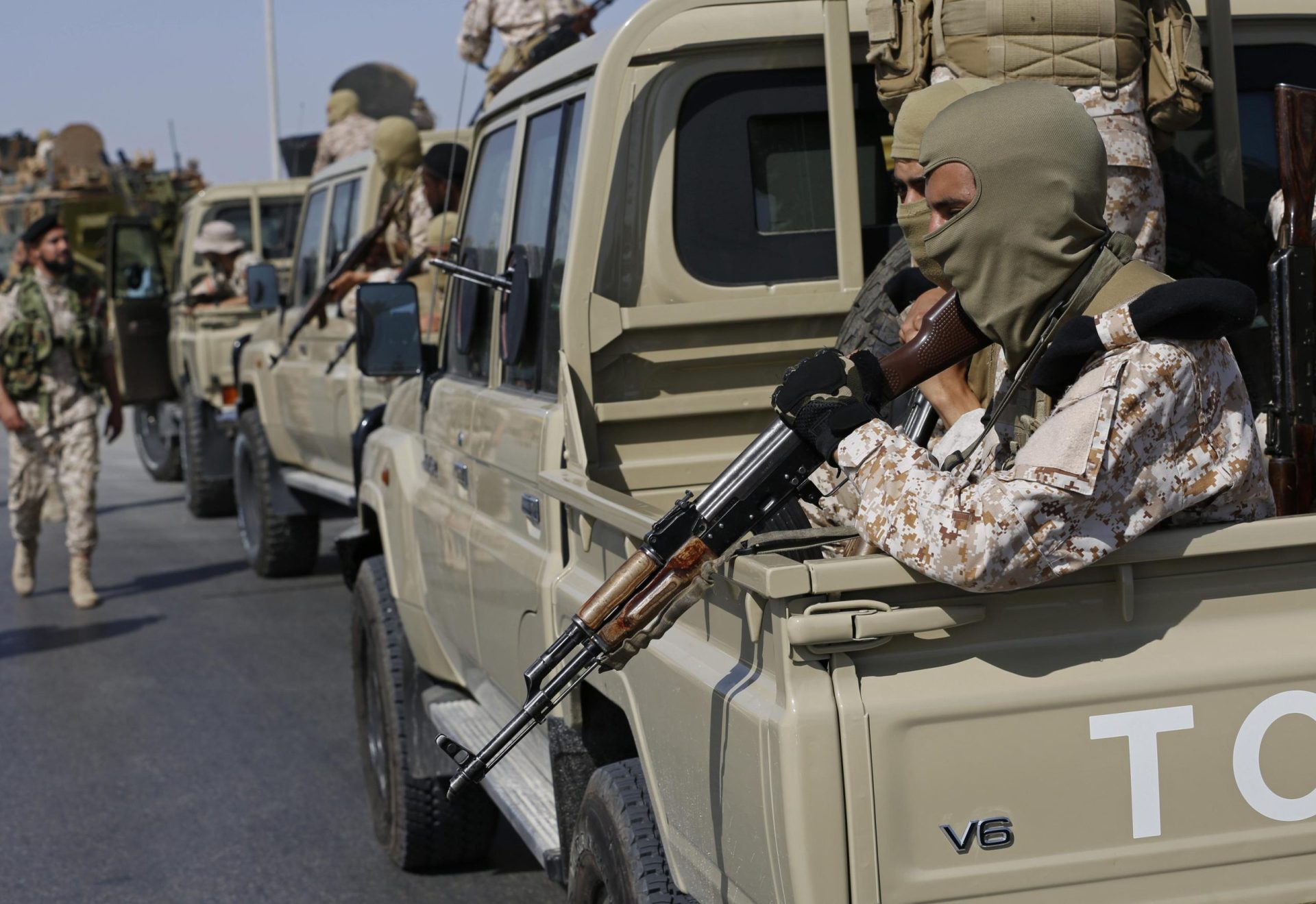 Estallan enfrentamientos en Trípoli y alejan al primer ministro libio rival