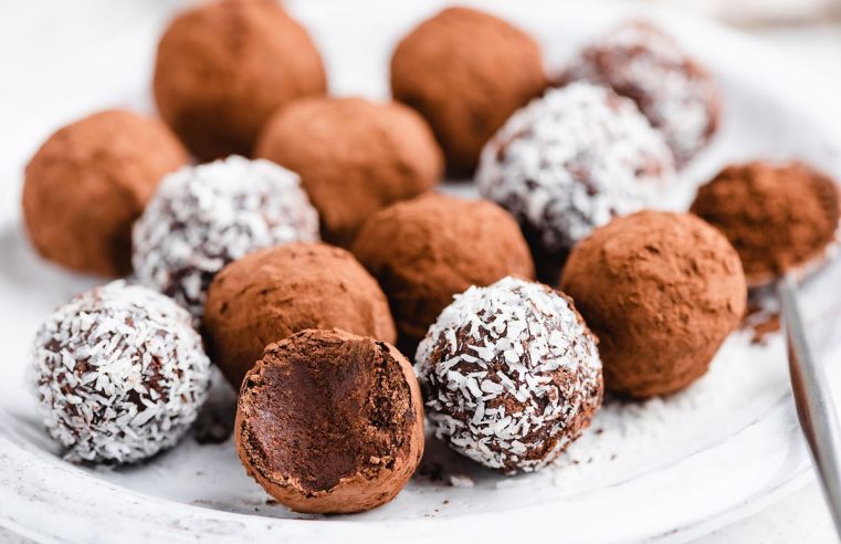 Estás a 4 ingredientes de conseguir unas decadentes trufas de chocolate, sin necesidad de tener experiencia en la elaboración de dulces