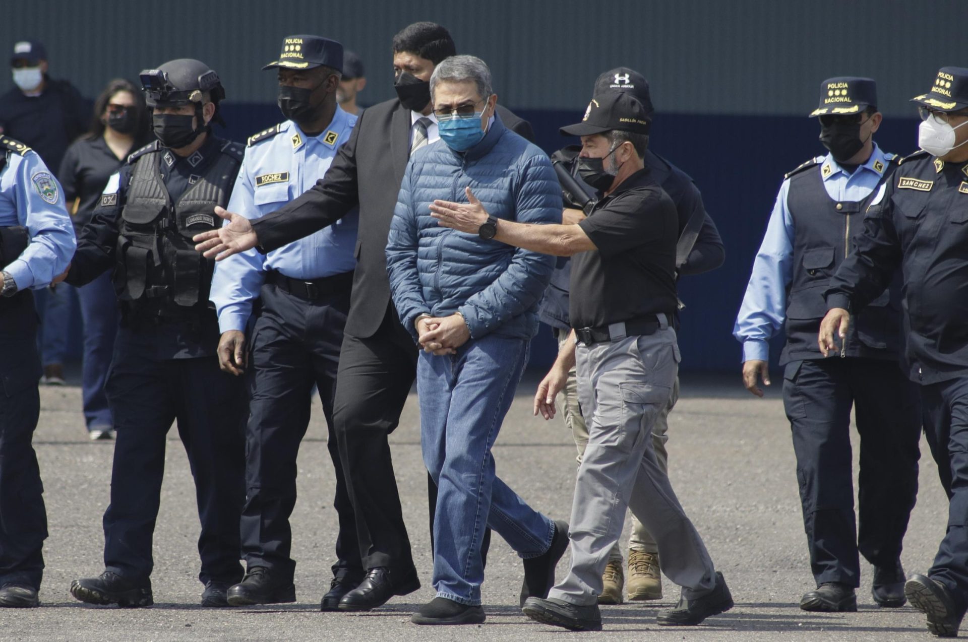 Expresidente hondureño Hernández extraditado a EE.UU.