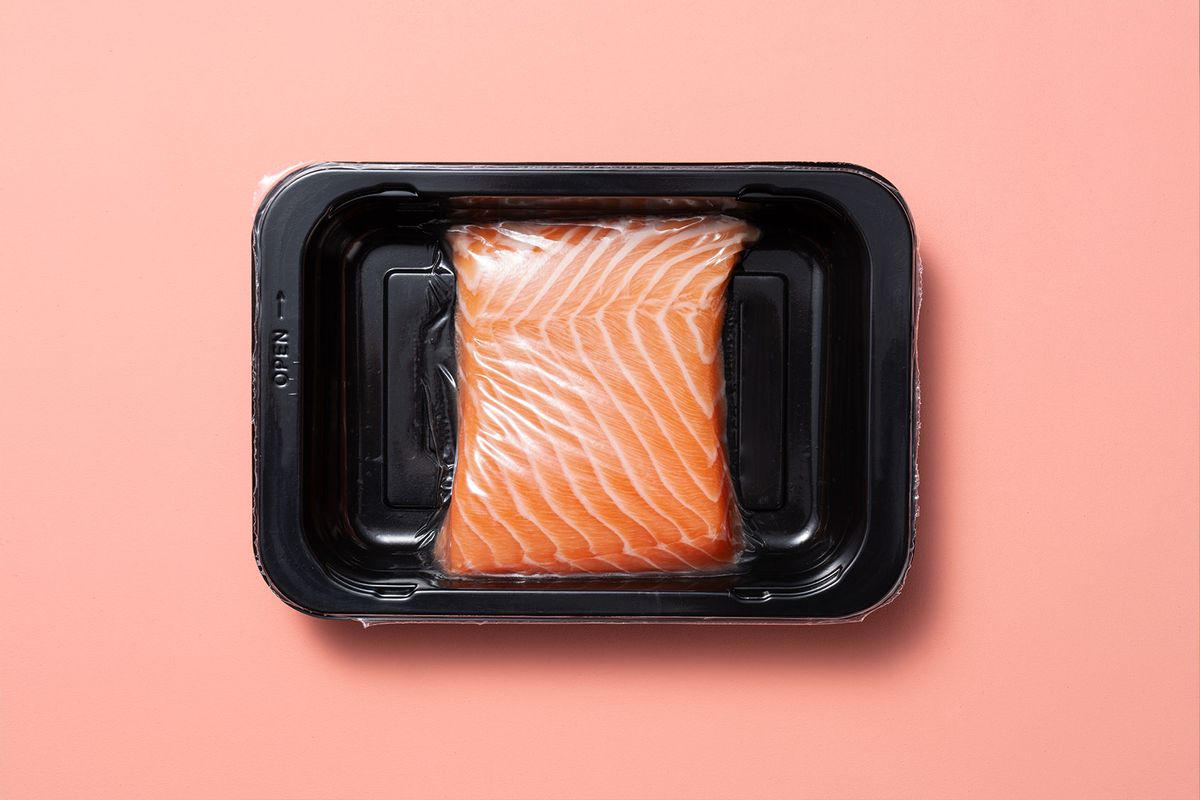 El color del salmón de piscifactoría proviene de la adición de un antioxidante a su alimentación
