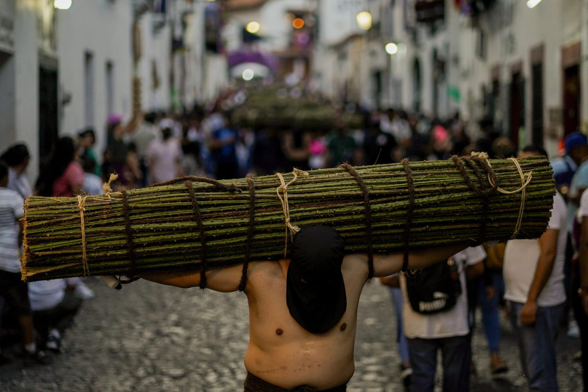 Las multitudes vuelven a la recreación de la crucifixión en la Ciudad de México