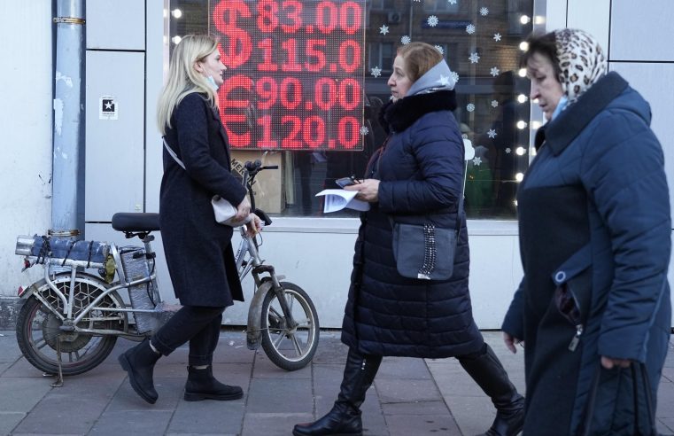 Las sanciones golpean la economía rusa, aunque Putin dice lo contrario