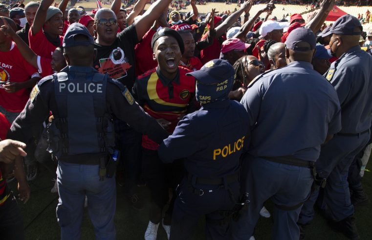 Los mineros que protestan impiden el discurso del presidente de Sudáfrica