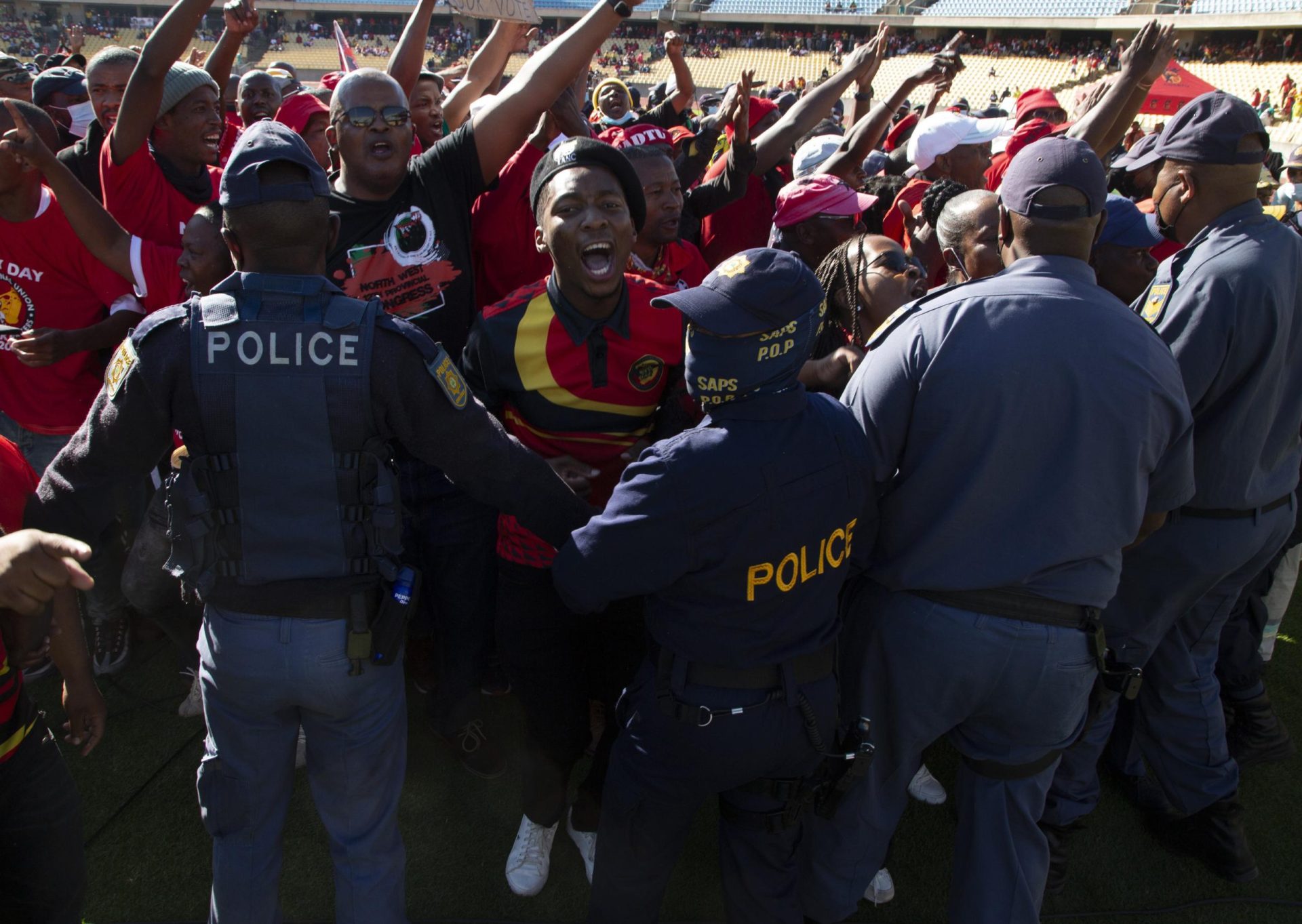 Los mineros que protestan impiden el discurso del presidente de Sudáfrica