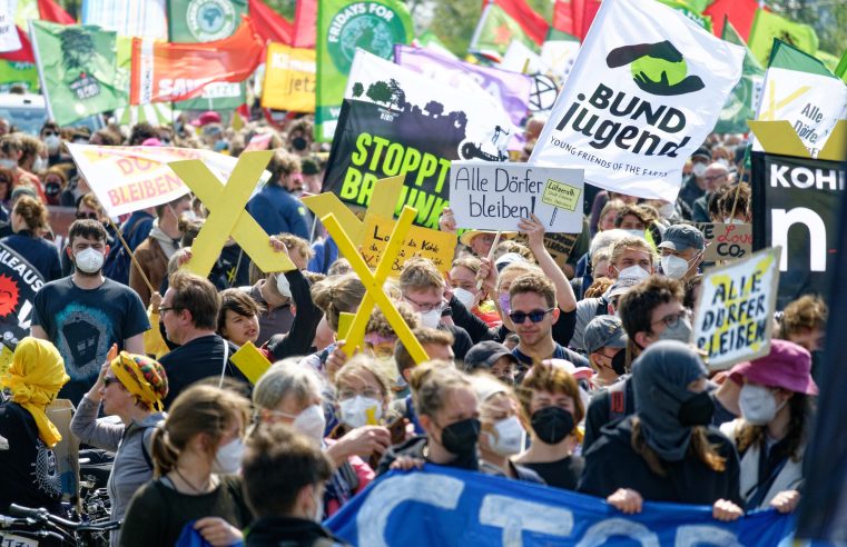 Miles de personas protestan por el plan de arrasar un pueblo alemán para construir una mina de carbón