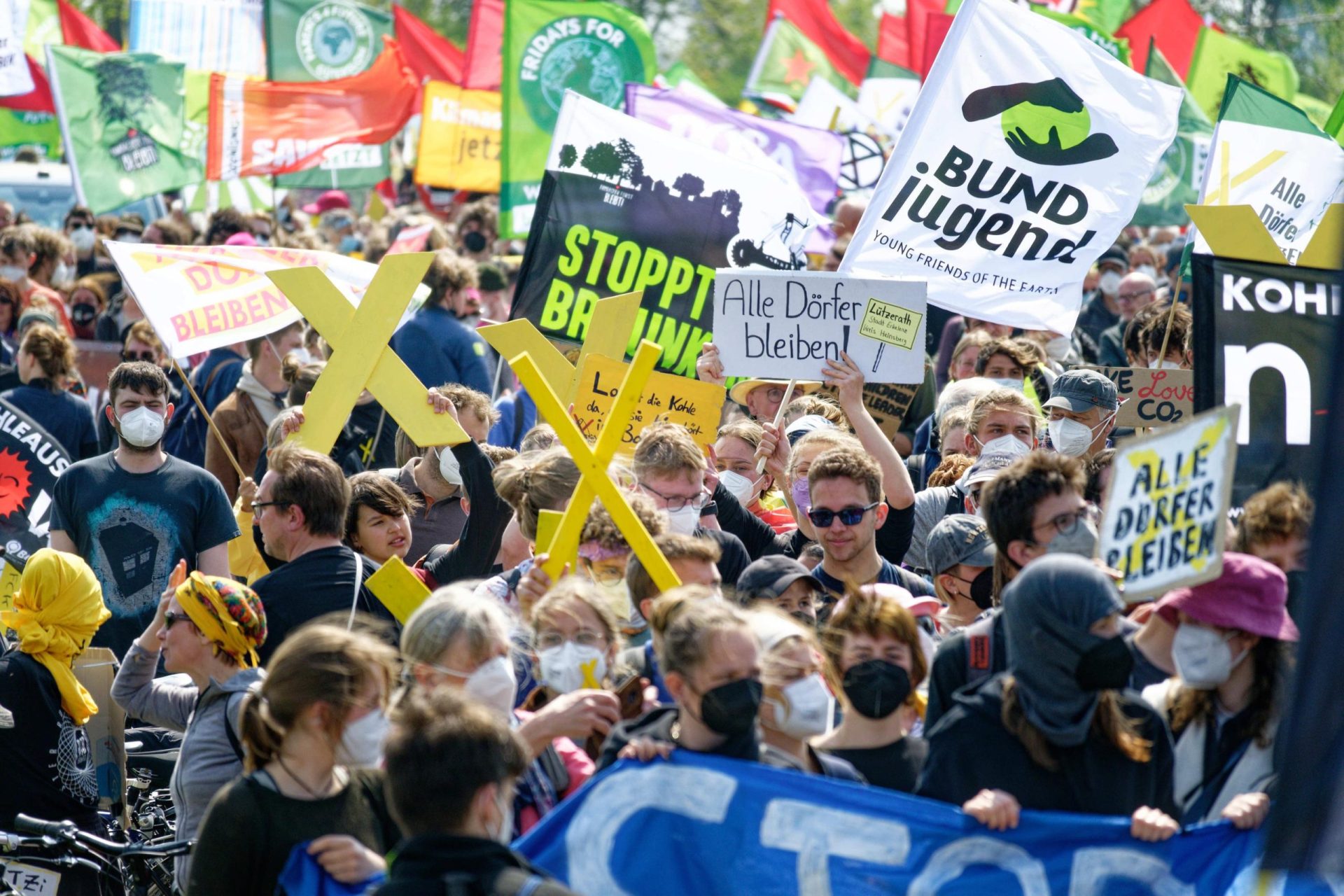 Miles de personas protestan por el plan de arrasar un pueblo alemán para construir una mina de carbón