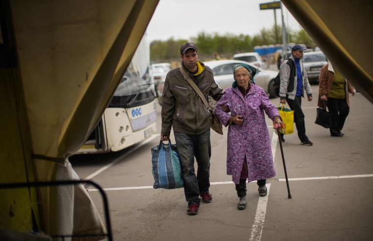 ‘Nuestras raíces están ahí’: los ucranianos cruzan la línea del frente hacia casa