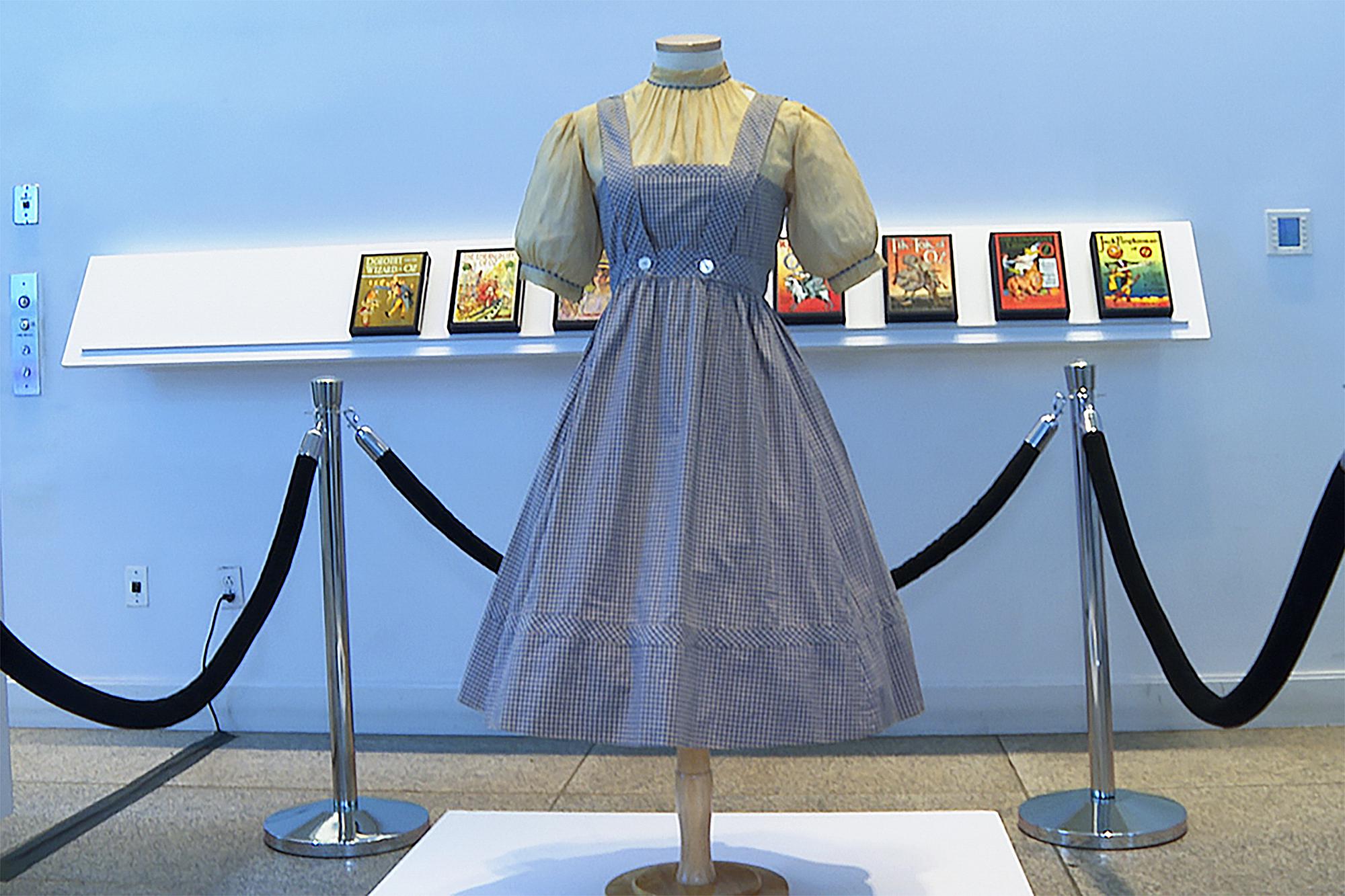 Perdido durante décadas, el vestido de Dorothy de ‘Oz’ a la venta