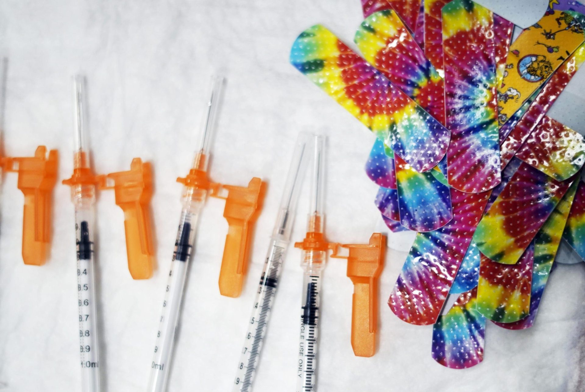 Pfizer dice que 3 vacunas COVID protegen a niños menores de 5 años