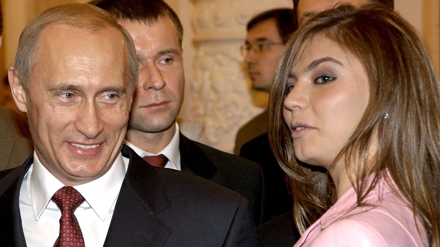 Reino Unido abofetea a la supuesta mamá bebé de Putin con una gran cantidad de sanciones