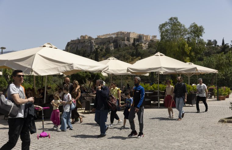 Turistas, ¡alégrense! Italia y Grecia relajan las restricciones de COVID-19
