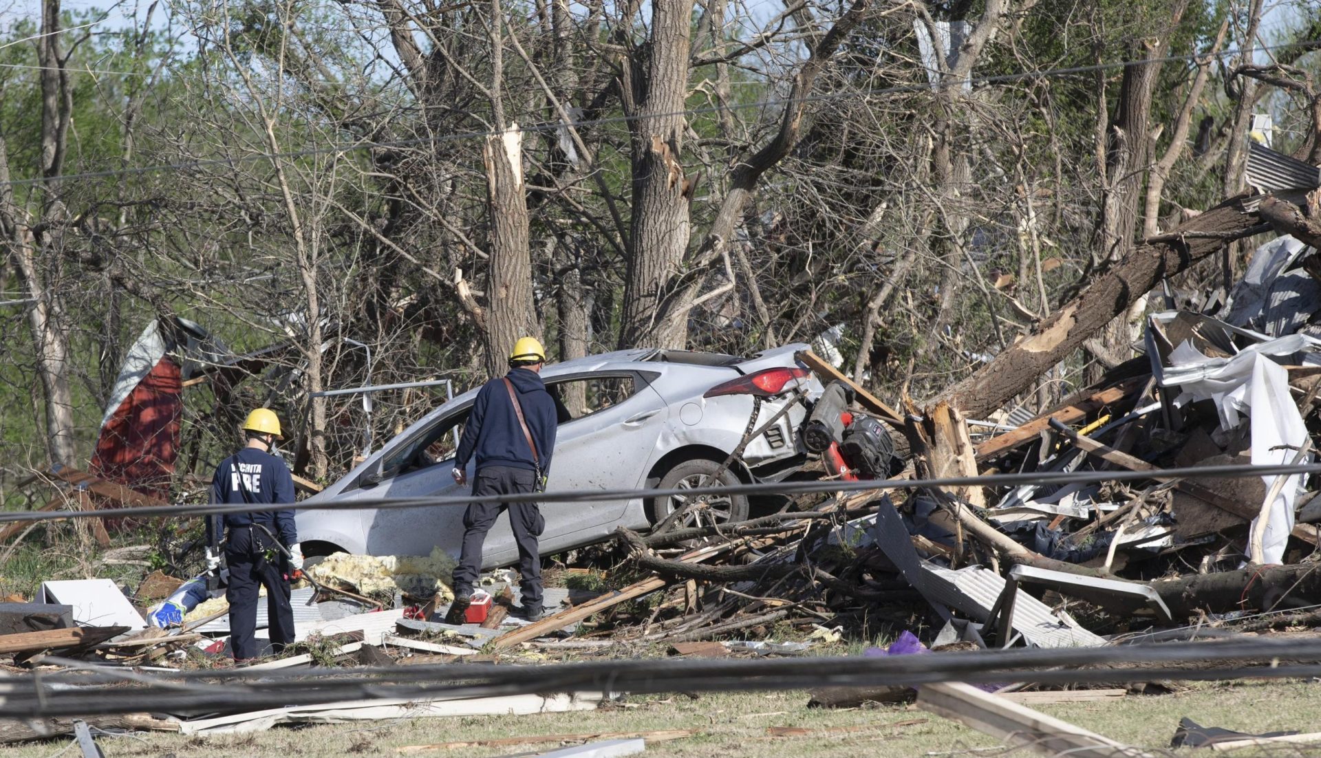 Un tornado atraviesa Kansas; 3 estudiantes mueren en un accidente