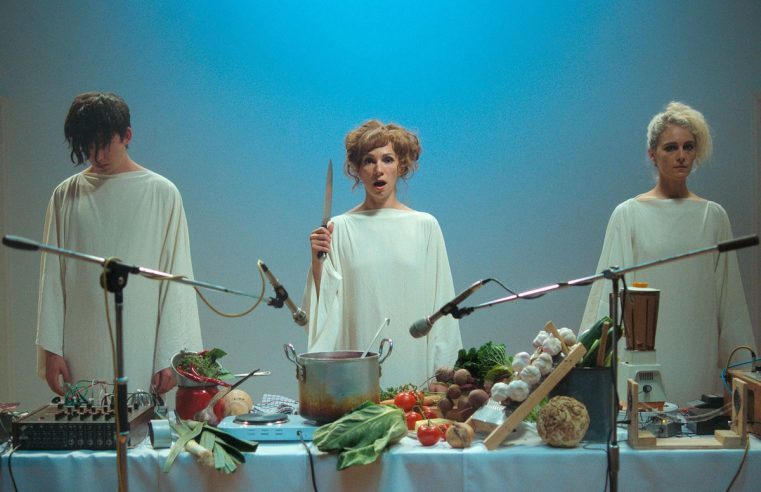 “Flux Gourmet” es una aventura absurda en pretenciosa performance artística hecha a partir de sonidos de comida