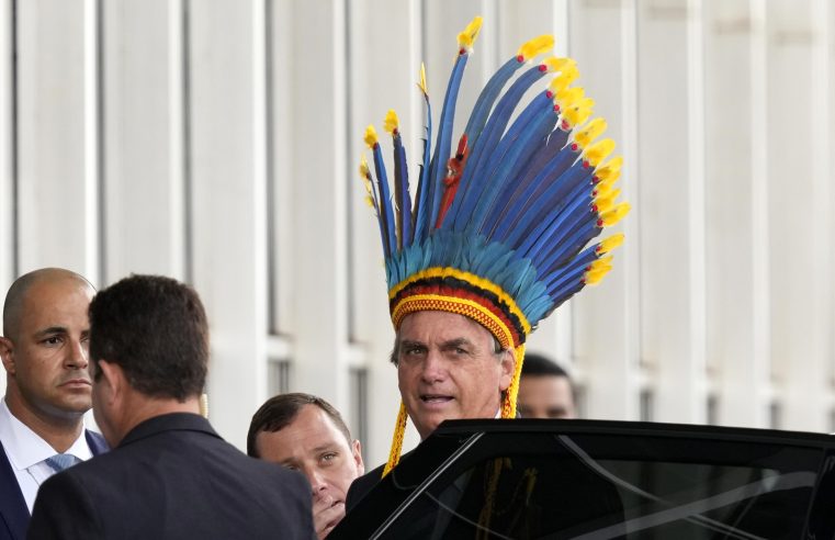 Bolsonaro usa medallas para celebrar a sus aliados, su familia y a él mismo