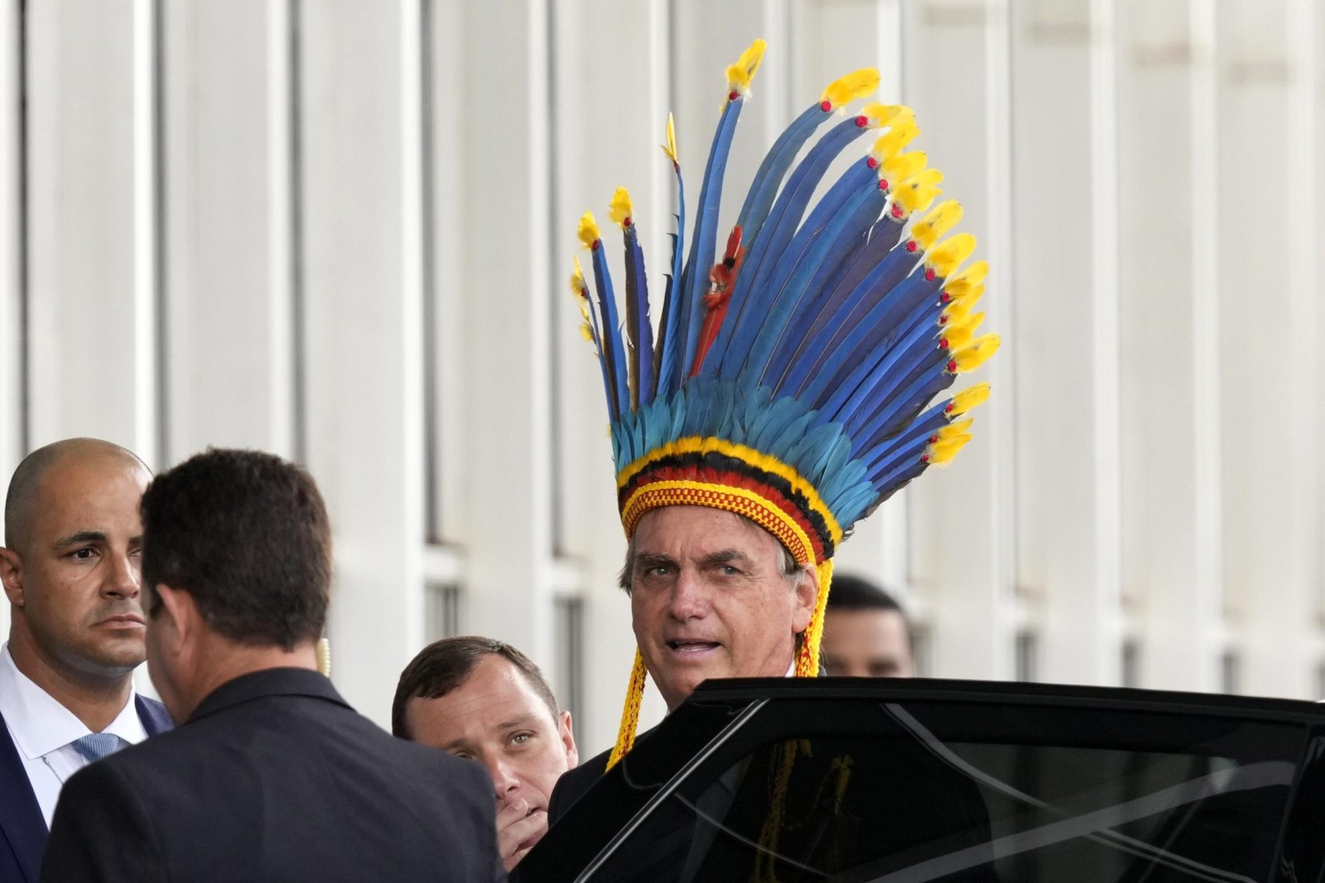 Bolsonaro usa medallas para celebrar a sus aliados, su familia y a él mismo