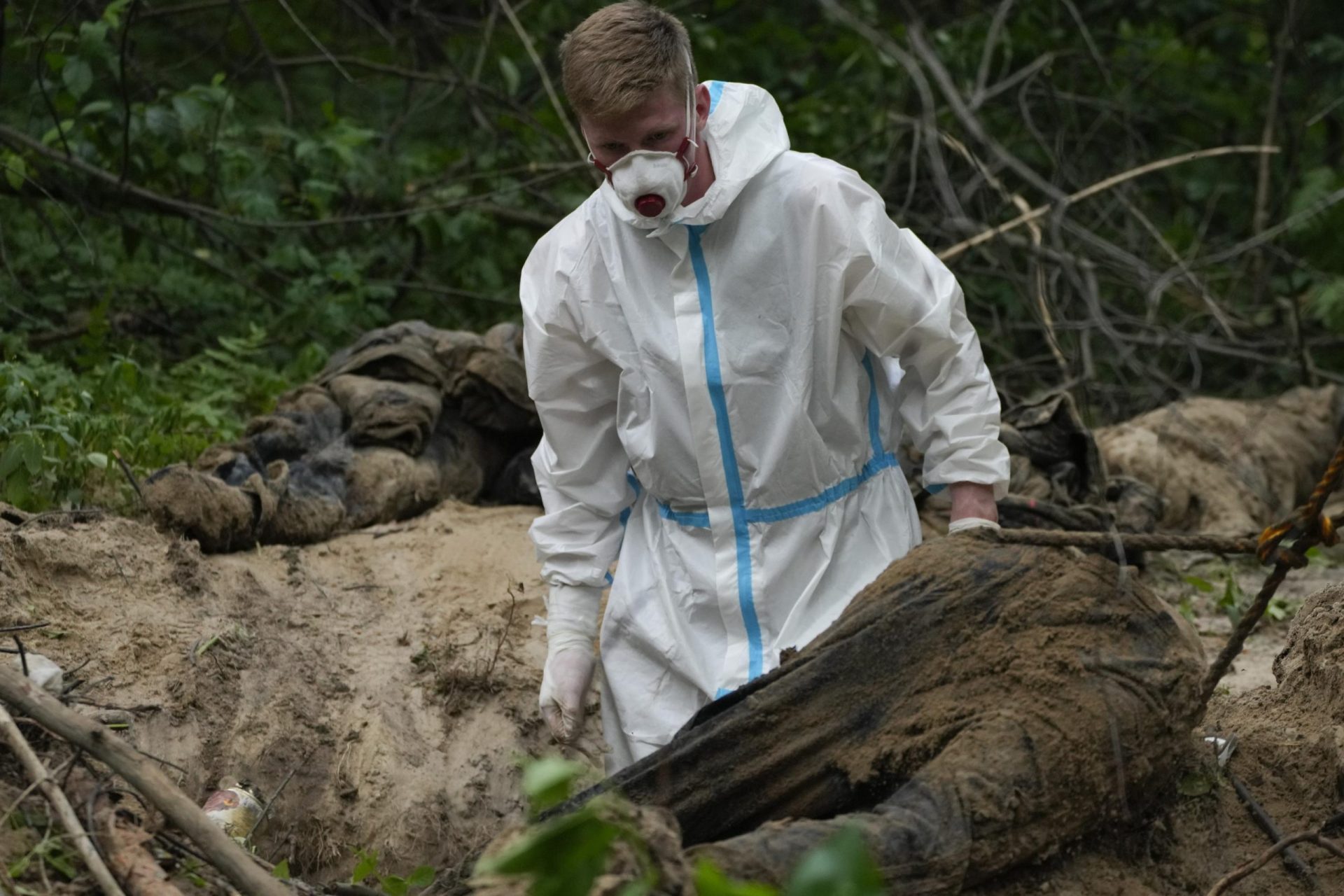 Bosque bucólico de Ucrania es lugar de exhumación de fosas comunes