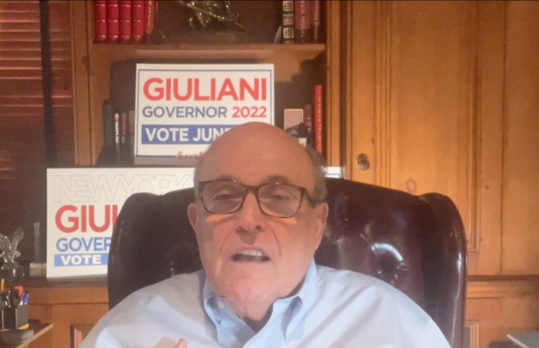 El valiente Giuliani dice que las imágenes de la palmadita en la espalda casi mortal son “engañosas