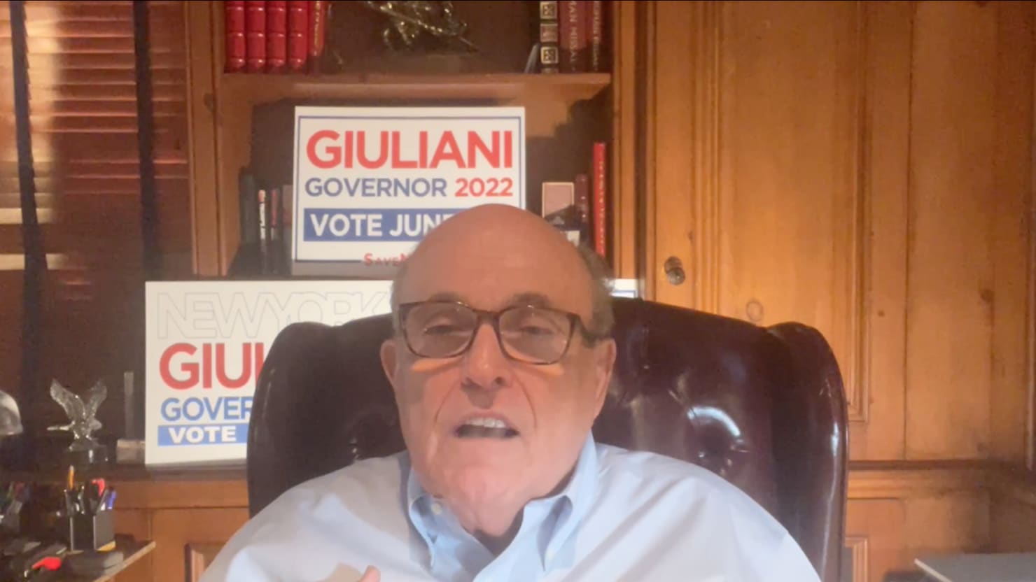 El valiente Giuliani dice que las imágenes de la palmadita en la espalda casi mortal son “engañosas