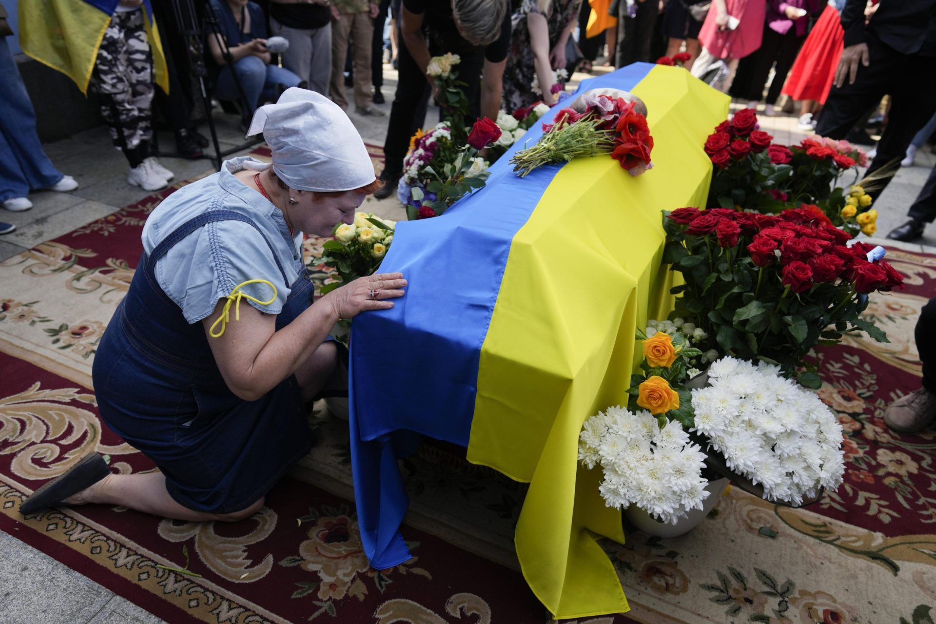 En Ucrania, funeral por activista muerto y llorado en guerra