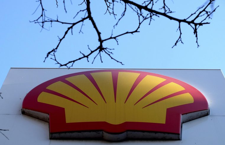 La renuncia de un contratista pone a Shell en el punto de mira por el clima