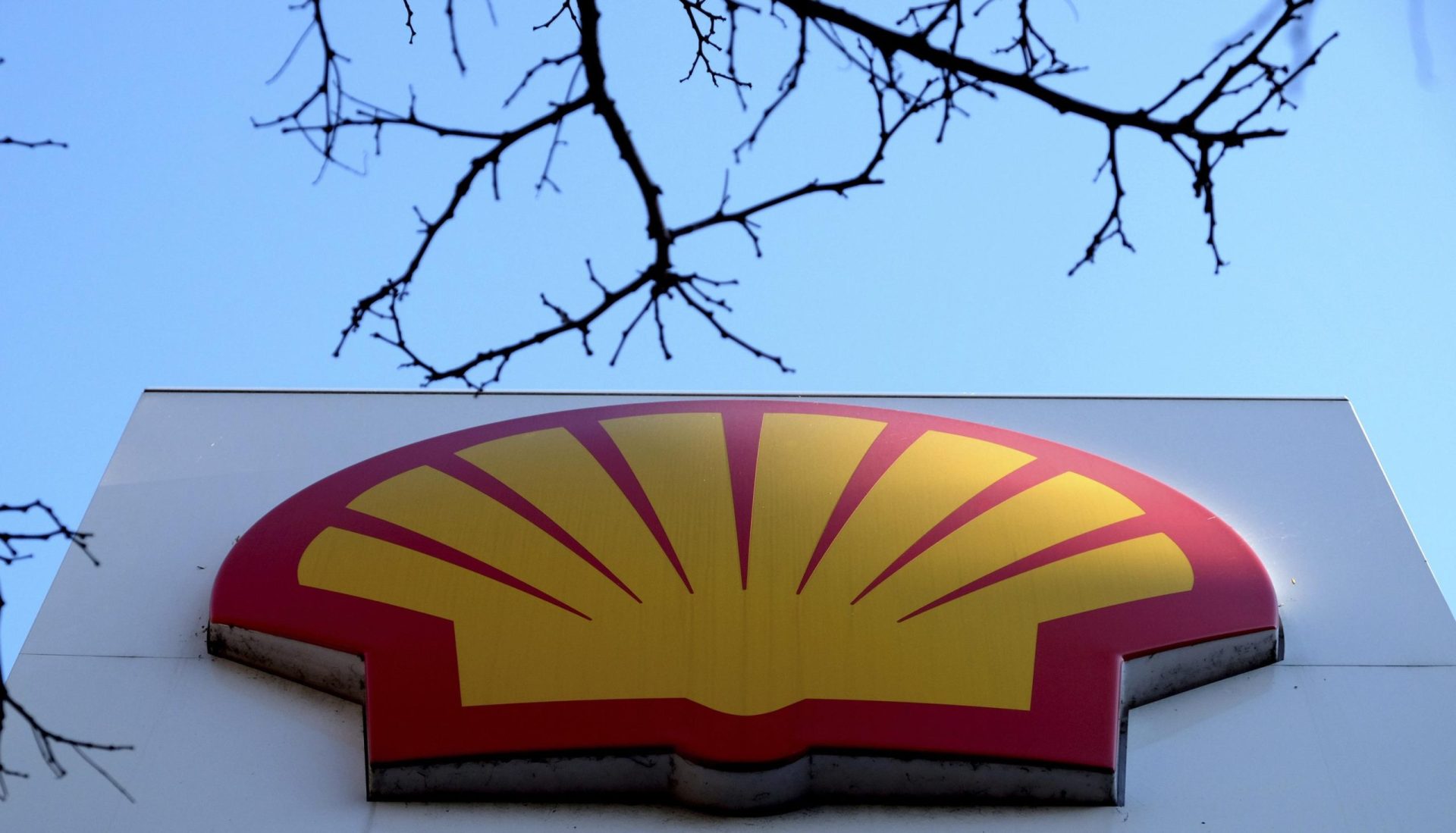 La renuncia de un contratista pone a Shell en el punto de mira por el clima