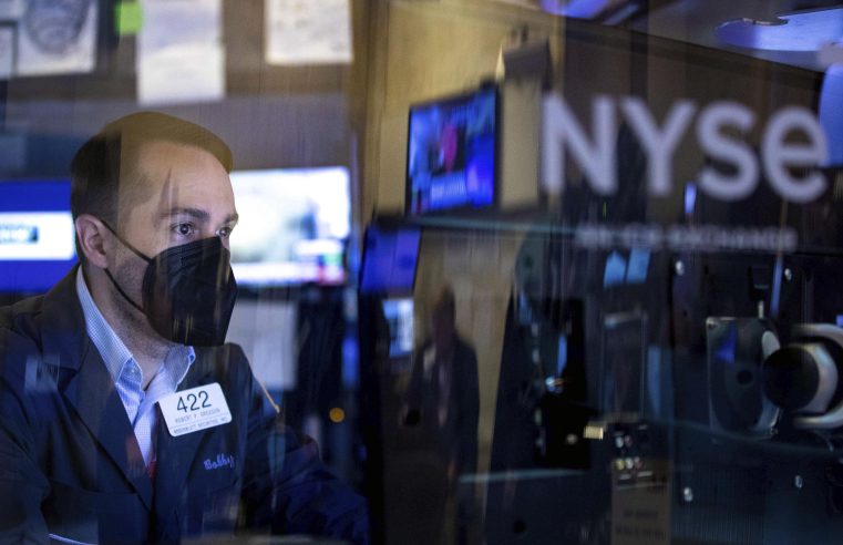 Las acciones se hunden mientras Wall Street observa la caída de los datos sólidos de empleo