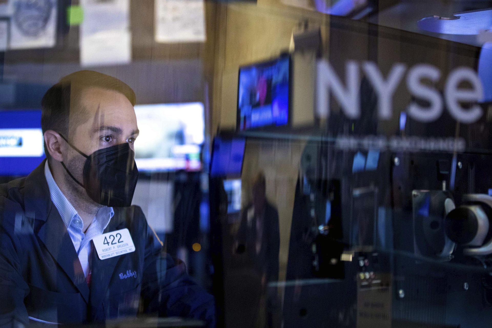 Las acciones se hunden mientras Wall Street observa la caída de los datos sólidos de empleo