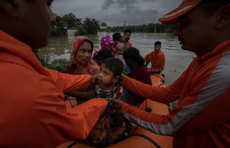 Las inundaciones en India y Bangladesh dejan a millones de personas sin hogar y 18 muertos