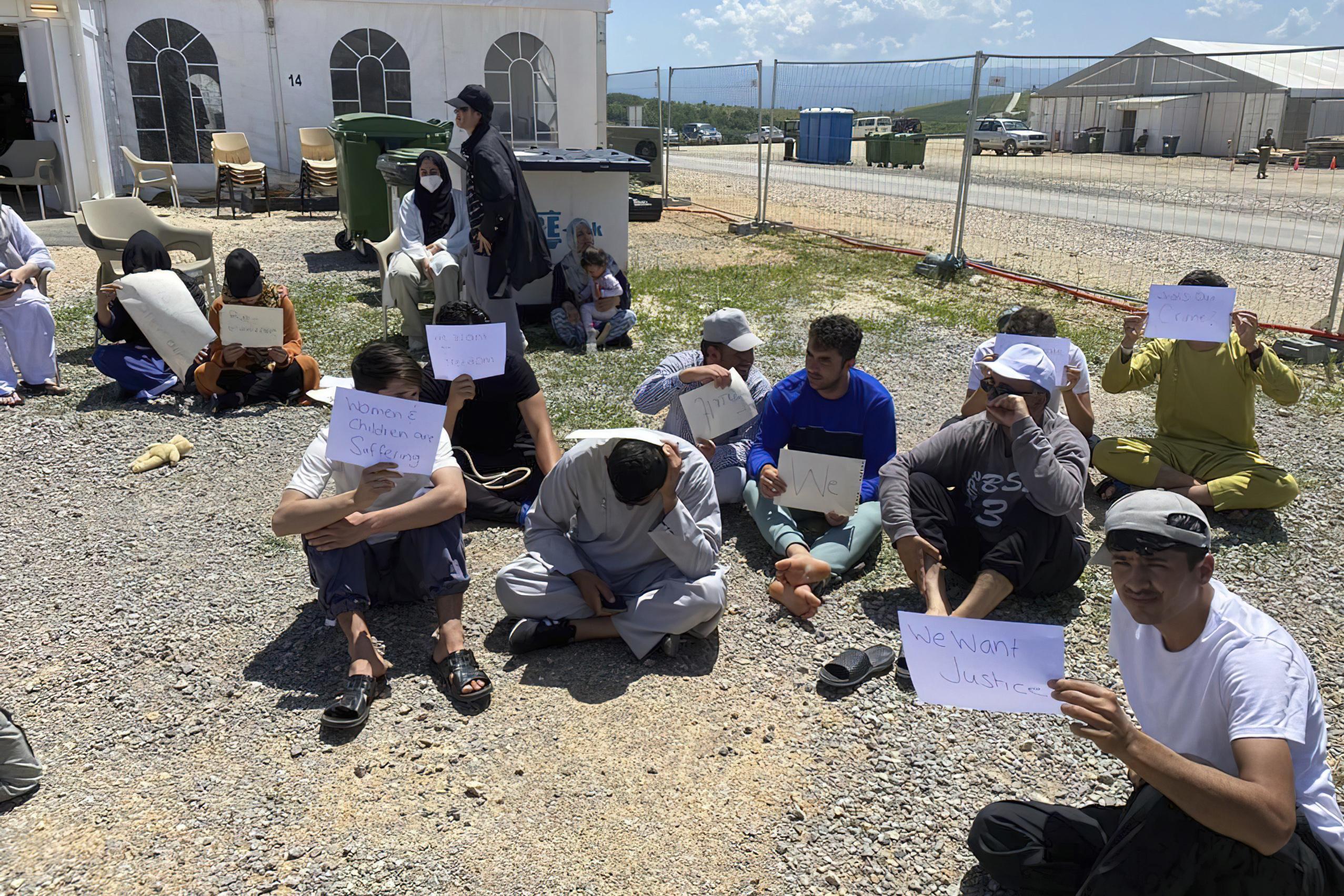 Las preocupaciones de seguridad dejan a los evacuados afganos atrapados en un campamento de los Balcanes