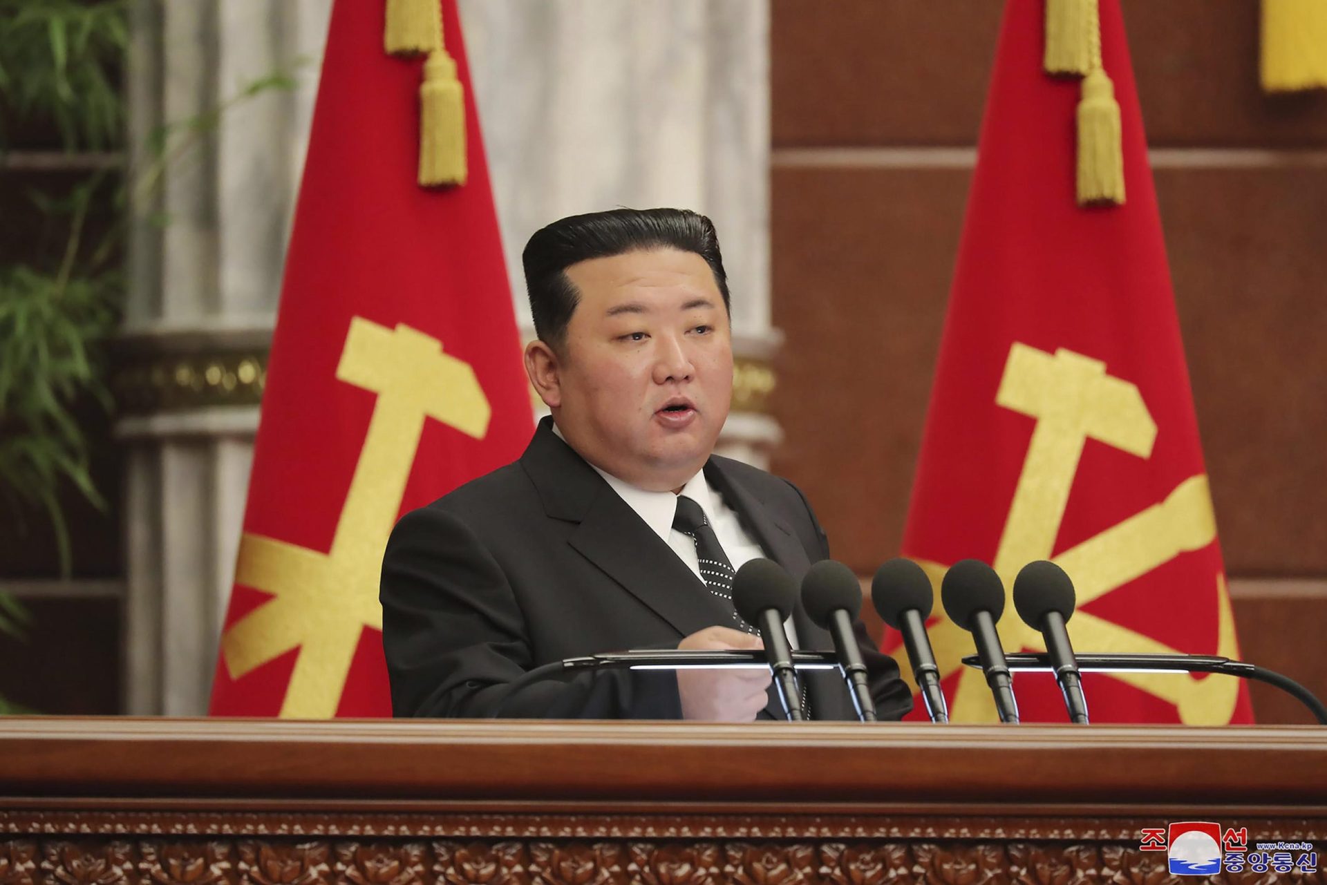 Líder norcoreano reafirma acumulación de armas en reunión del partido