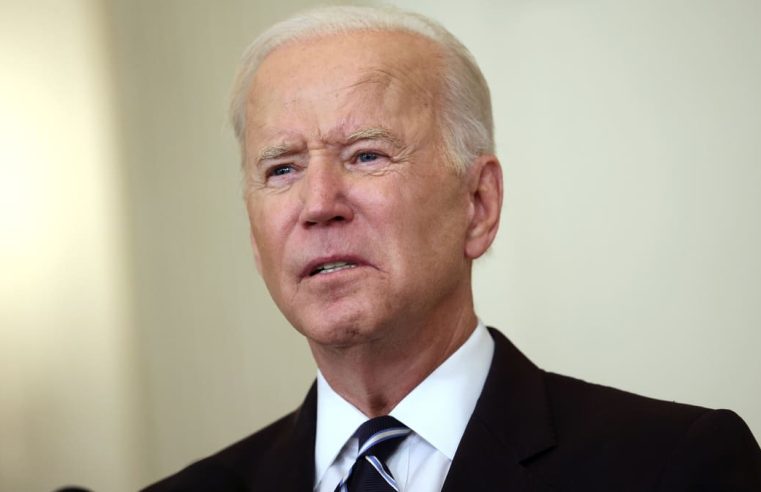Los activistas le dicen a Biden que “haga su maldito trabajo” y proteja el derecho al aborto
