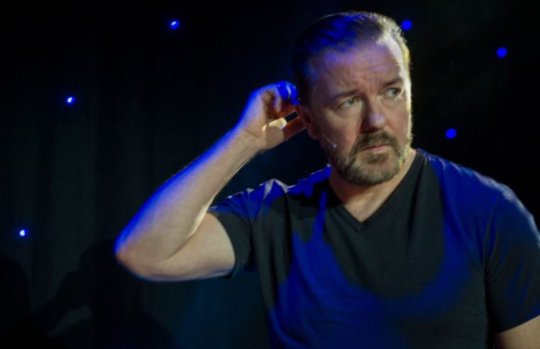 Ricky Gervais lanza una diatriba TERF-y en el nuevo especial de Netflix, continuando con su marca transfóbica