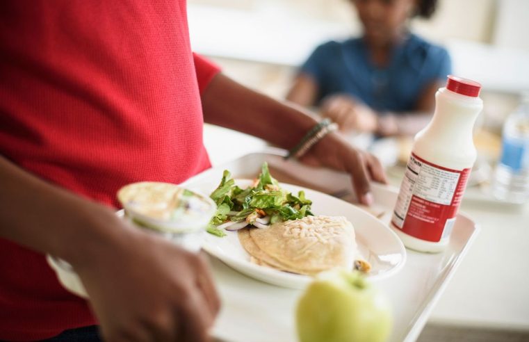 Las exenciones para las comidas escolares universales expiraron.  ¿Qué significa eso para la nutrición infantil?