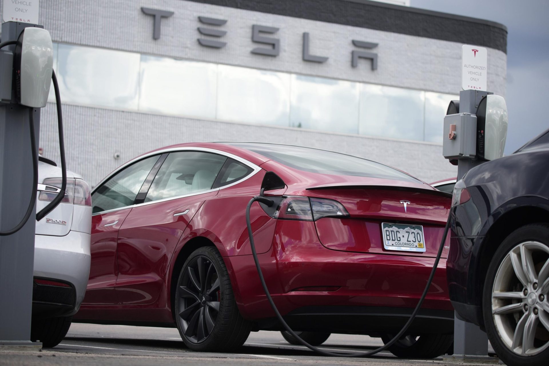 Teslas con piloto automático un paso más cerca del retiro después de accidentes