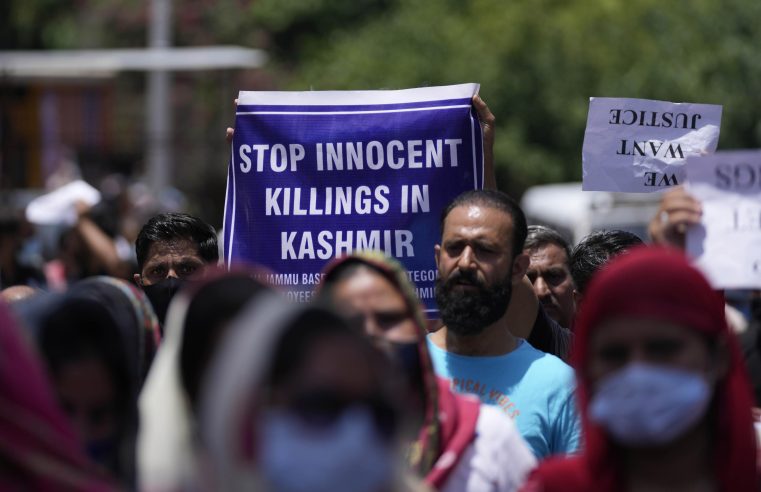 Un banquero hindú y un trabajador de la India mueren a tiros en Cachemira