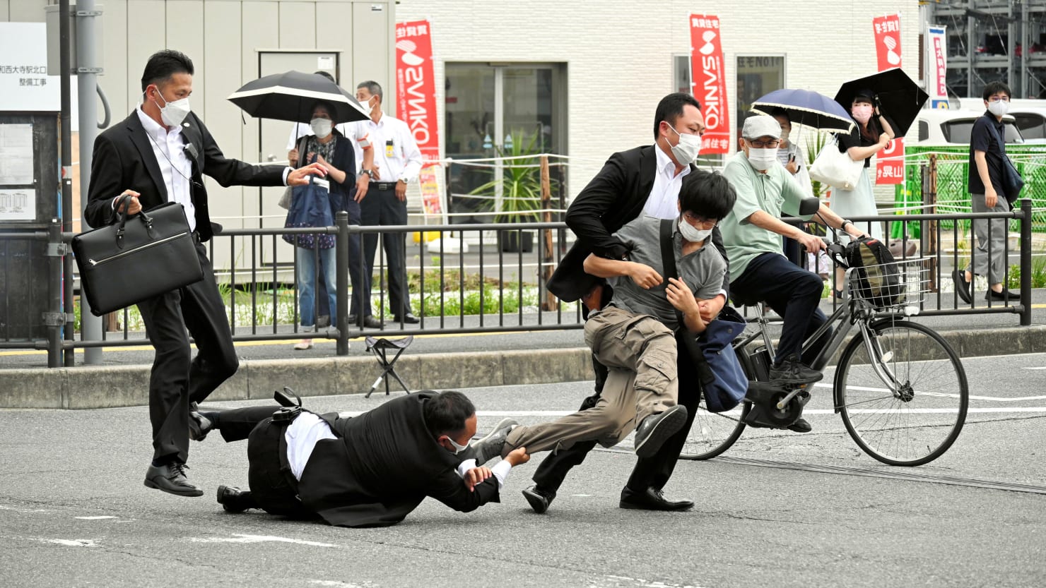 El jefe de la policía japonesa asume la responsabilidad del asesinato de Shinzo Abe