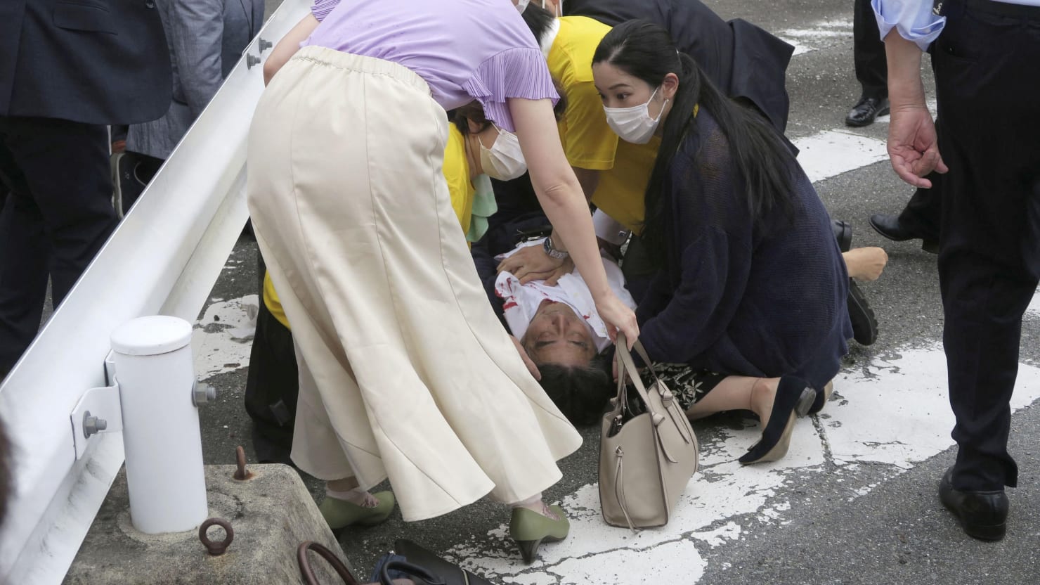 Shinzo Abe de Japón recibe un disparo mortal en el corazón con un arma casera