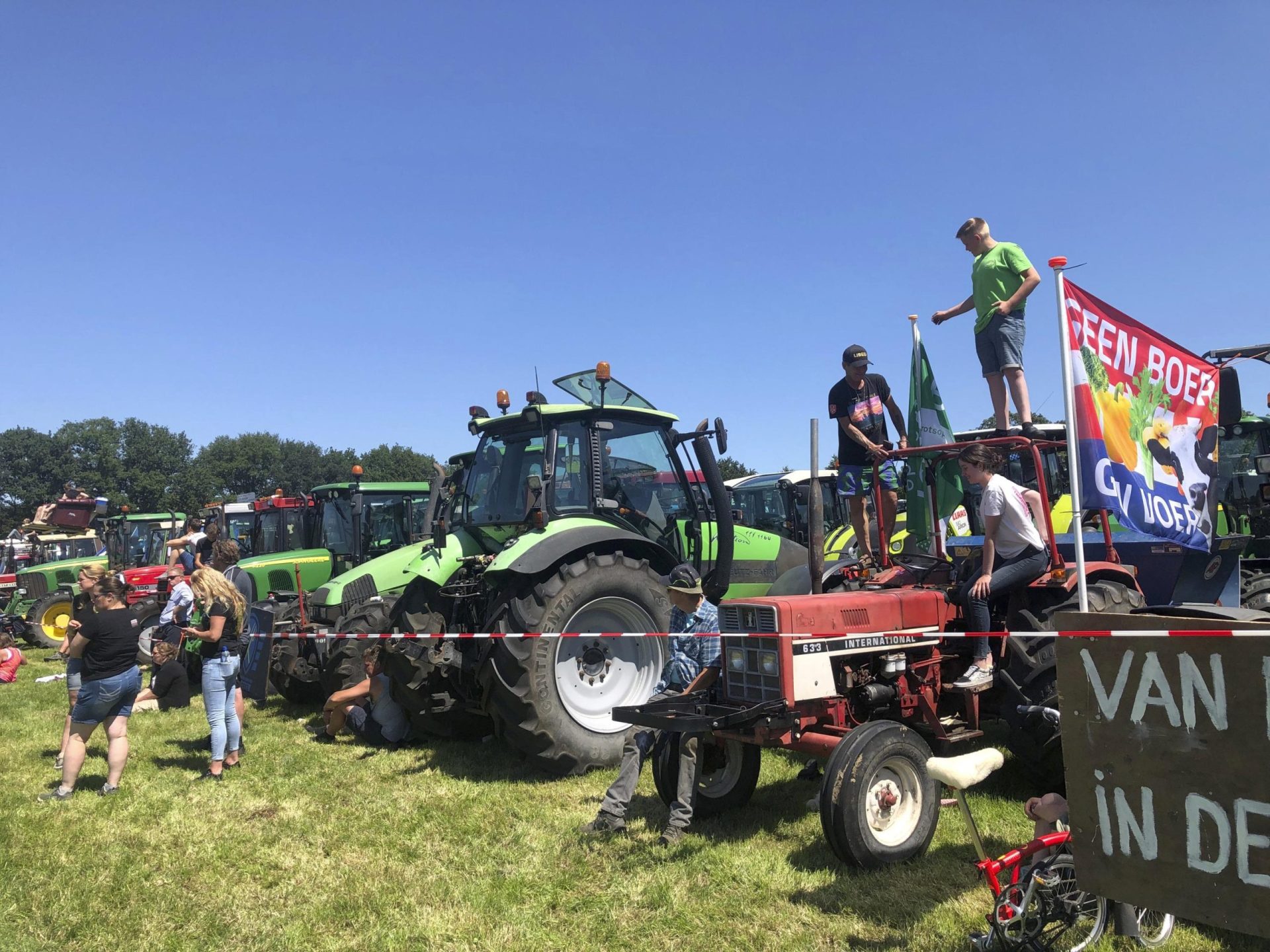 Agricultores enfadados bloquean las carreteras holandesas para protestar contra el plan de contaminación