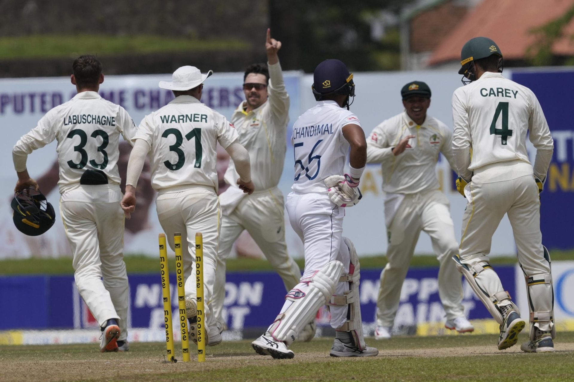 Australia hace girar a Sri Lanka para ganar la primera prueba por 10 wickets