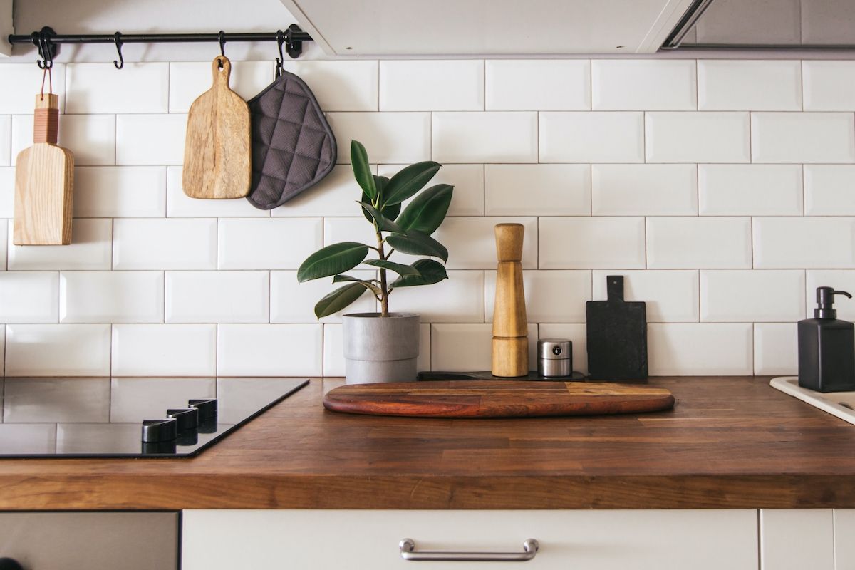 Cómo decorar la encimera de tu cocina sin sacrificar espacio